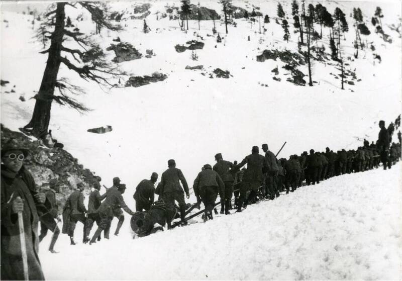 soldati della prima guerra mondiale in marcia nella neve 